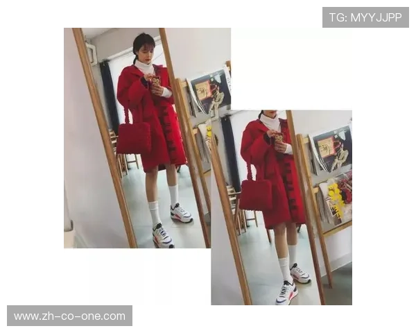 足球球星与闺蜜二人组化身时尚潮流新宠引领青春风潮